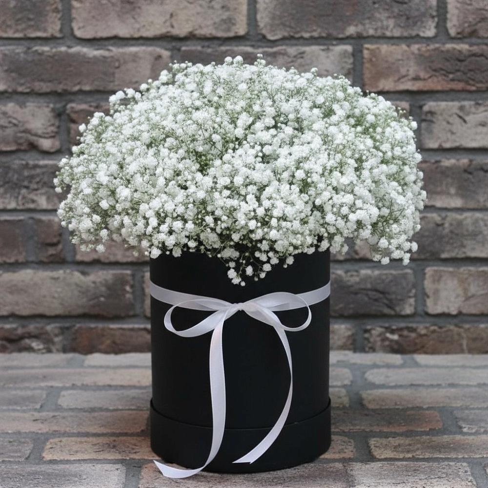 Цветочная композиция из Гипсофила в шляпной коробке в Дмитровское