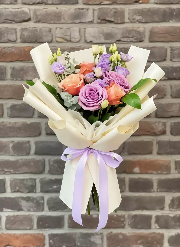 Букет цветов из: Лизиантусы и Розы в Дмитровское