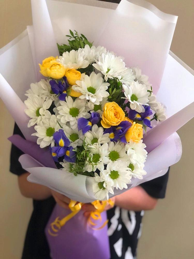 Букет цветов из: Ирисы, Хризантемы и Розы в Дмитровское