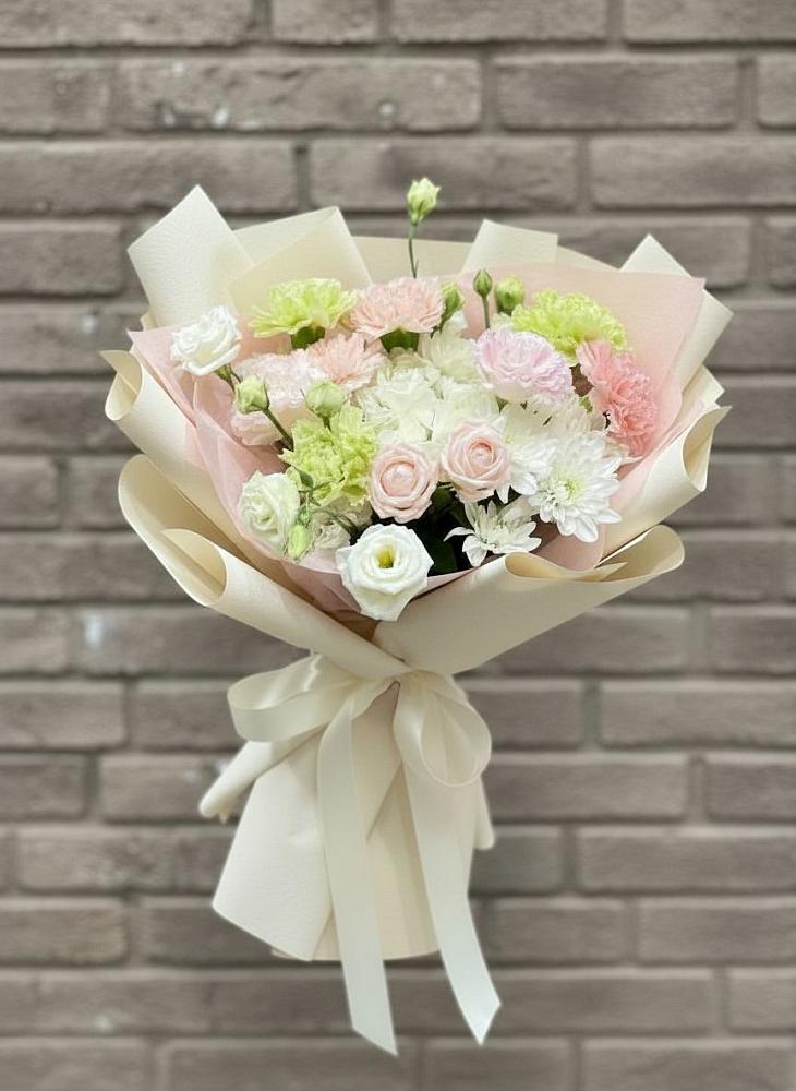 Букет цветов из: Гвоздики, Розы, Лизиантусы и Хризантемы в Дмитровское