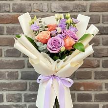 Букет цветов из:  Лизиантусы и Розы в Дмитровское