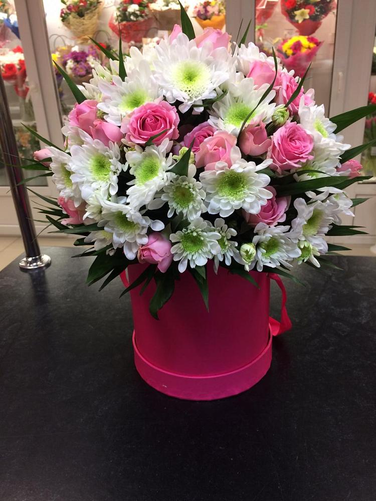 Цветочная композиция из Розы и Хризантемы в шляпной коробке в Дмитровское